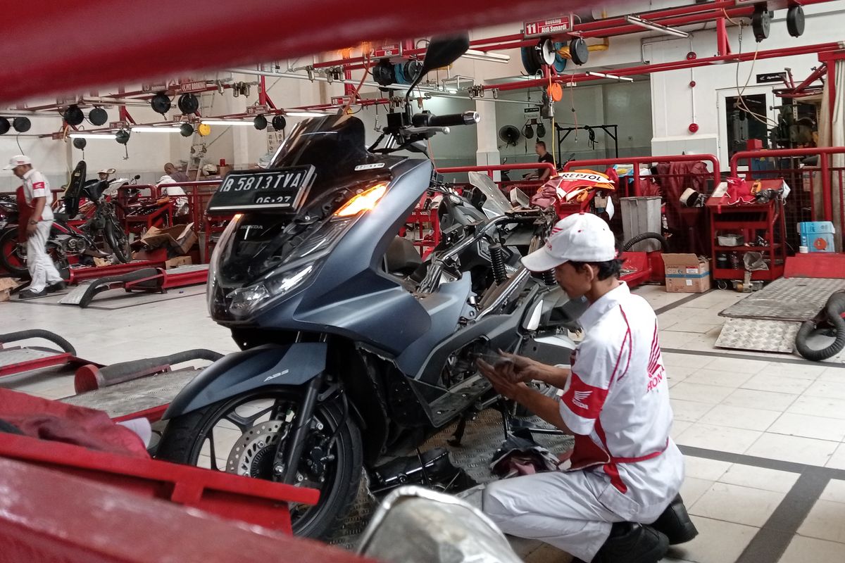 3 Mekanik SMK Cilacap Juara LKS Otomotif: Rahasia Skill yang Bikin Bengkel Lokal Kewalahan